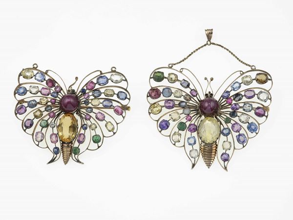 Coppia di spille "farfalle" con rubini, corindoni multicolor e smeraldi