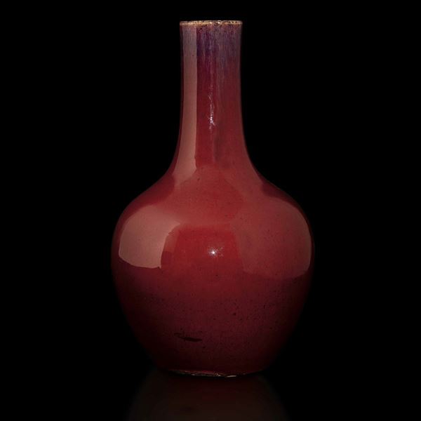 Vaso a bottiglia in porcellana monocroma color sangue di bue, Cina, Dinastia Qing, XIX secolo
