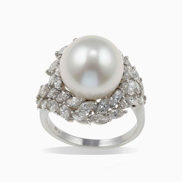 Anello con perla coltivata e diamanti taglio navetta per ct 3.00 circa