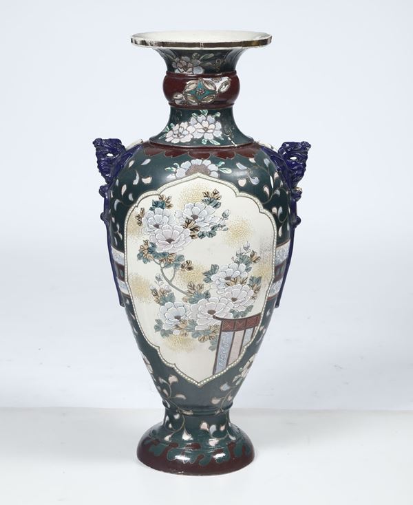 Vaso in porcellana con soggetti naturalistici entro riserve e piccole anse a foggia di draghetto, Giappone, XX secolo