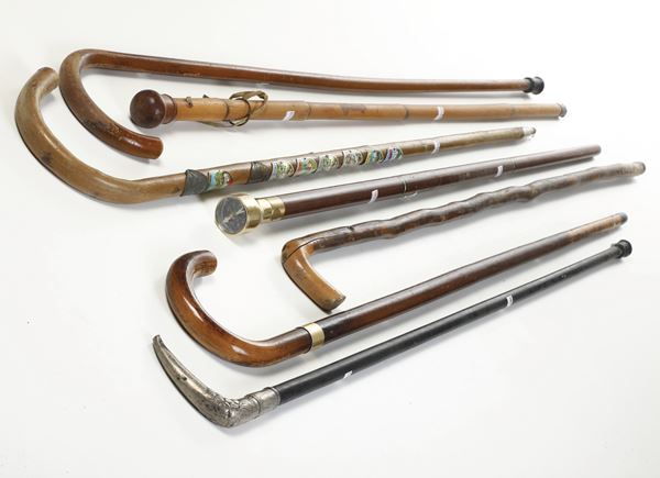 Lotto di sette bastoni di cui uno con manico in argento da cm 87,5 a cm 94