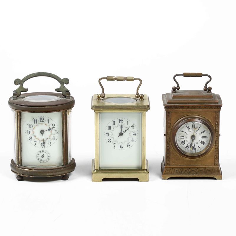 Lotto di tre orologi da tavolo di cui due officielle e una sveglia  - Asta Antiquariato febbraio - Cambi Casa d'Aste
