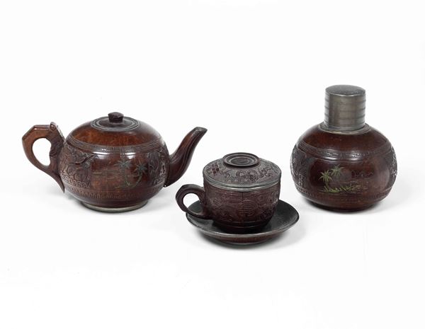 Servizio composto da teiera, tazza con piattino e porta thè in legno, Cina, XX secolo