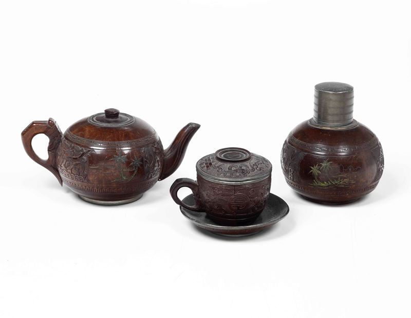Servizio composto da teiera, tazza con piattino e porta thè in legno, Cina, XX secolo  - Asta Asian Art - Cambi Casa d'Aste