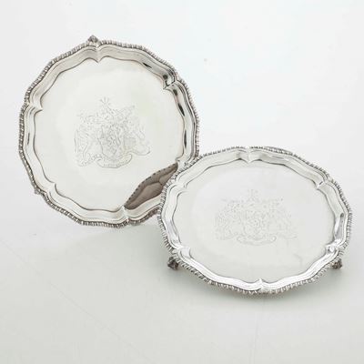 Coppia di Salver. Londra 1759. Marchi Dell’argentiere Ic (john Carter Documentato dal 1797, Proba...
