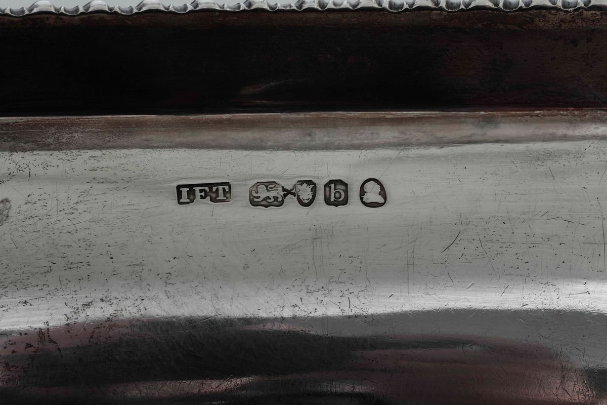 Coppia di Legumiere in Argento Sterling Fuso, Sbalzato e Cesellato. Inghilterra, Marchio della Ci...