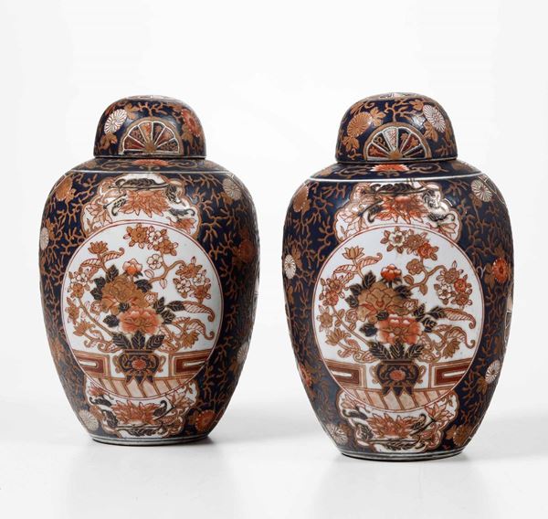 Coppia di potiches in porcellana Imari con decori floreali e soggetti naturalistici entro riserve, Cina, Dinastia Qing, XIX secolo