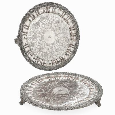 Coppia di Salver. Rame Fuso, Sbalzato, Argentato e Cesellato. Francia Metà XIX Secolo