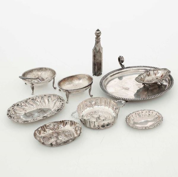 Lotto composto da una coppia di salerine in argento con cucchiaini, 6 vassoietti in argento e 1 boccettina in metallo. Differenti manifatture del XX secolo