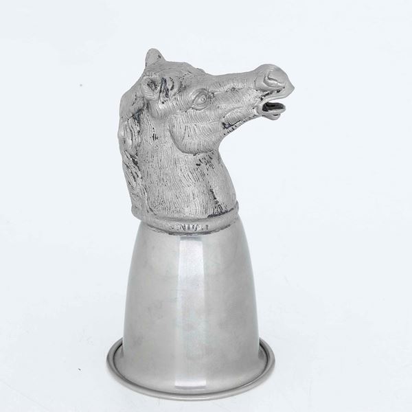 Bicchiere in  metallo con testa di cavallo a firma Gucci. Italia XX secolo