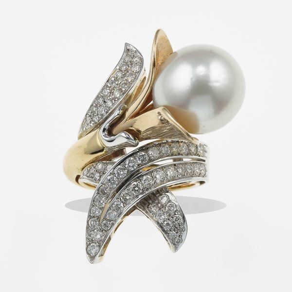 Anello con grande perla coltivata e diamanti taglio brillante
