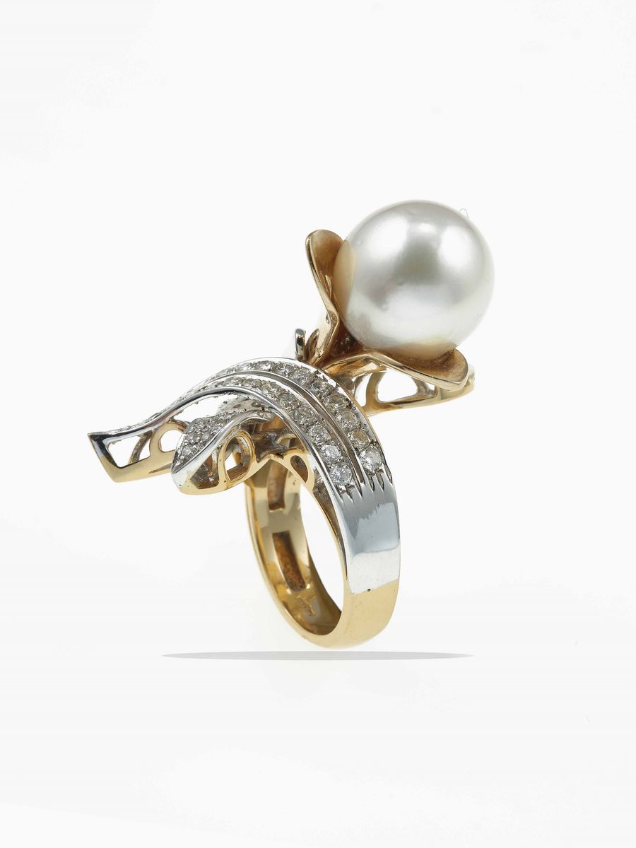 Anello con Grande Perla Coltivata e Diamanti Taglio Brillante