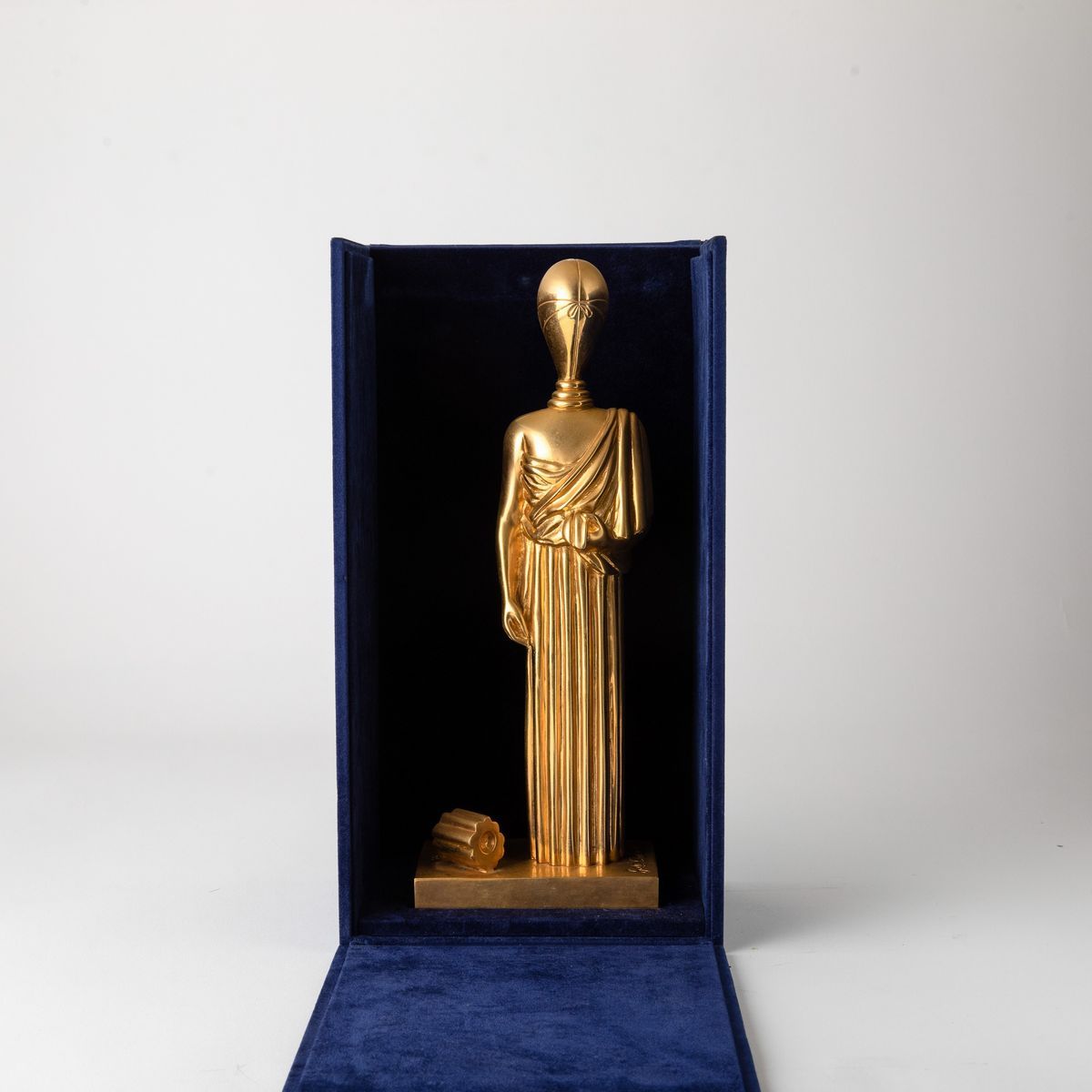 Giorgio De Chirico - Musa con Colonna Spezzata