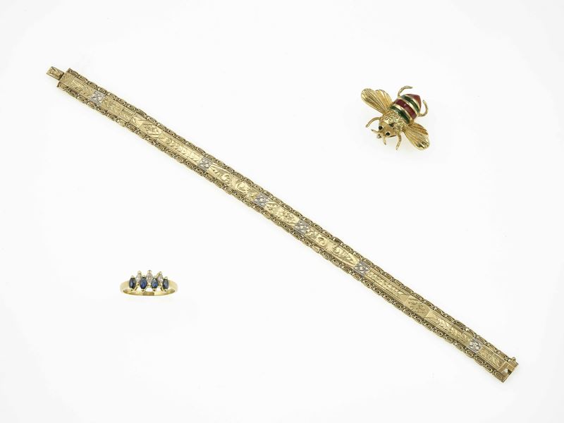 Lotto composto da un bracciale, una spilla ed un anello con smalti policromi, diamanti e zaffiri  - Asta Gioielli - Cambi Casa d'Aste