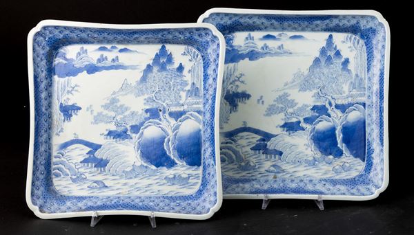 Coppia di piccoli vassoi in porcellana bianca e blu raffiguranti paesaggio, Cina, fine XIX marchio apocrifo Chenghua (1465-1487)
