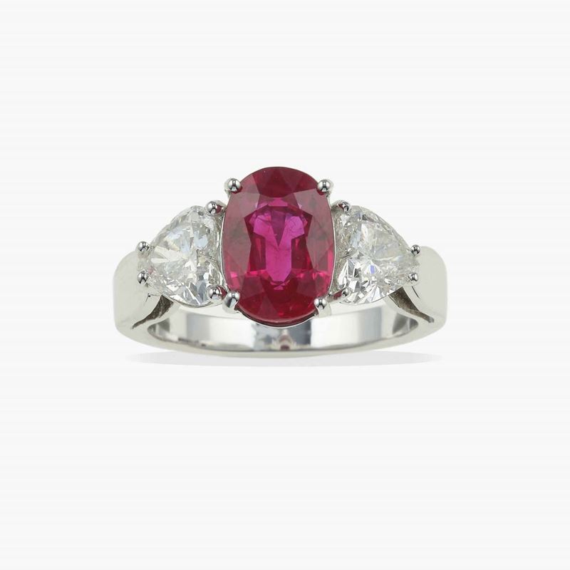 Anello con rubino Mozambico di ct 3.06 e due diamanti taglio cuore  - Asta Fine Jewels - Cambi Casa d'Aste