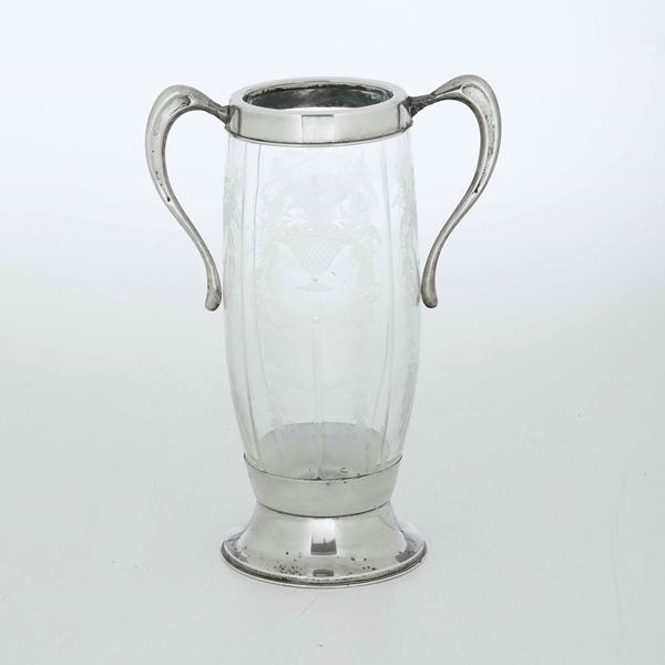 Vaso liberty in argento e vetro inciso con motivi floreali. Argenteria italiana o tedesca della prima metà del XX secolo