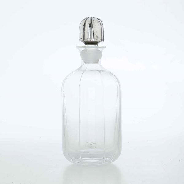 Bottiglia di cristallo con tappo in argento. Argenteria italiana del XX secolo. Argentiere Cesa, Alessandria