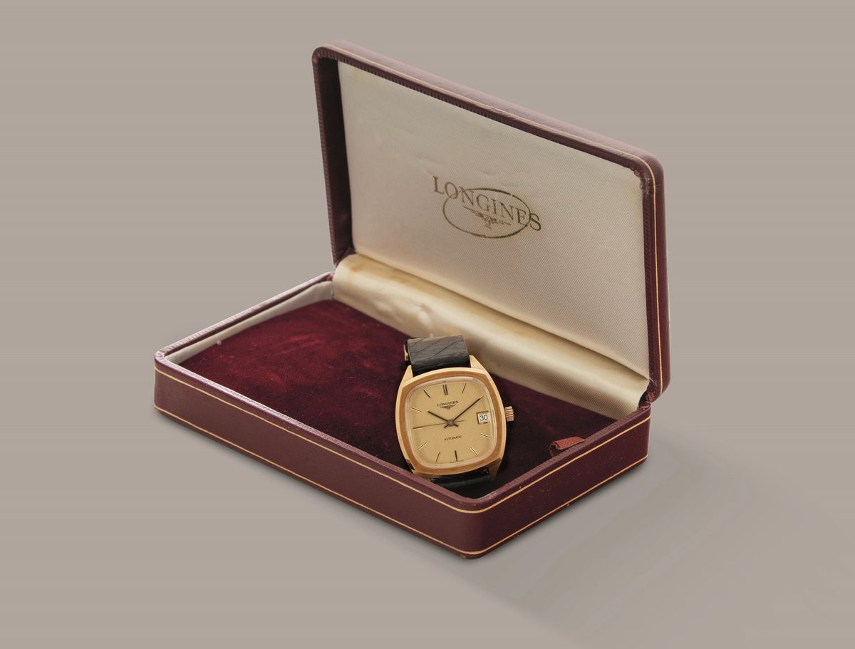 Longines - Carrè in Oro Giallo 18k, Quadrante Champagne Texture con Indici Applicati e Datario, M...