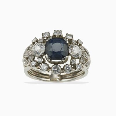 Anello con zaffiro e diamanti, oro bianco 750/1000