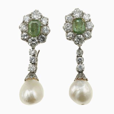 Orecchini pendenti, montatura in oro bianco 750/1000 con perle naturali, diamanti e smeraldi