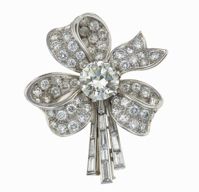 Ansuini. Spilla "fiocco" con Diamante Centrale Taglio Brillante di Ct 3.76, Colore N, Caratterist...