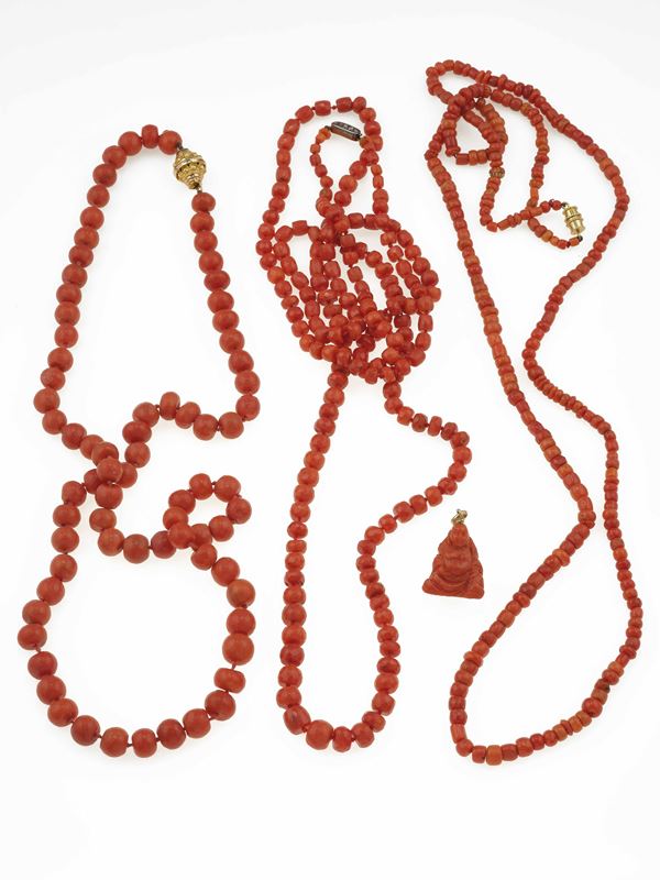Lotto composto da tre collane in corallo ed un pendente “Buddha”