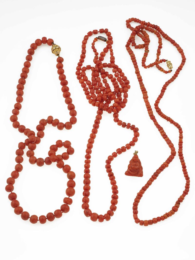 Lotto composto da tre collane in corallo ed un pendente “Buddha”  - Asta Fine Jewels - Cambi Casa d'Aste