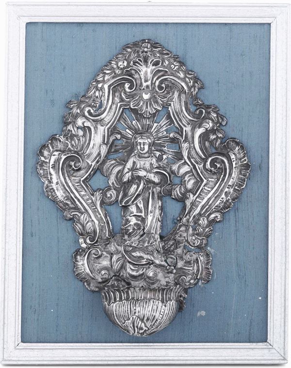 Acquasantiera con Immacolata. Lamina d’argento sbalzato, traforato e cesellato. Genova marchio della “Torretta”con datario (1)790