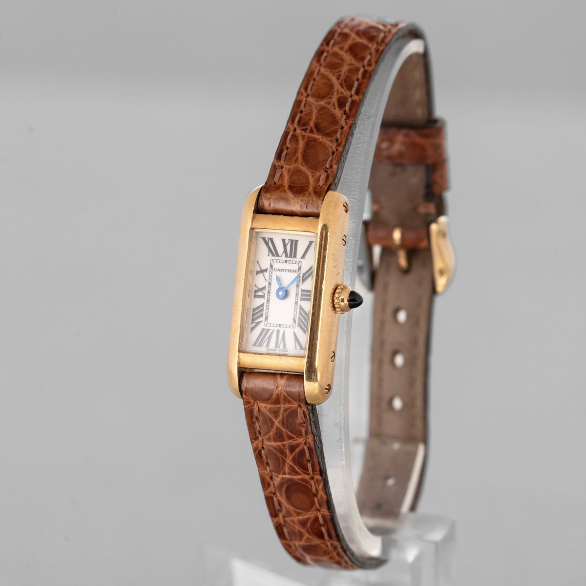 Cartier - Tank Allongèe Lady in Oro Giallo 18k, Quadrante Argentè con Numeri Romani, Movimento al...