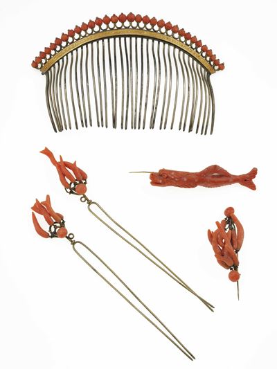 Lotto di accessori per capelli e spille, pettine e gioielli in oro 18 kt con corallo