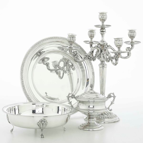 Insieme di piatto, alzata, zuccheriera e candelabro in argento. Varie manifatture italiane del XX secolo