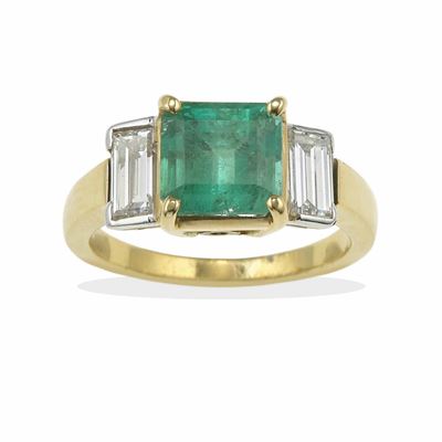 Anello con Smeraldo Colombia di Ct 2.00 Circa e Due Diamanti Taglio Baguette per Ct 0.50 Circa To...