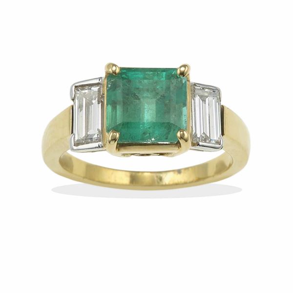 Anello con smeraldo Colombia di ct 2.00 circa e due diamanti taglio baguette per ct 0.50 circa totali