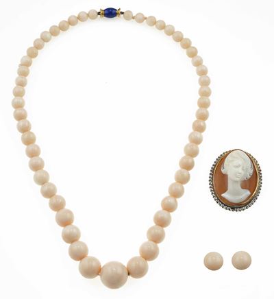 Collana in corallo, cammeo su conchiglia e orecchini in oro giallo 750/1000 con smalti