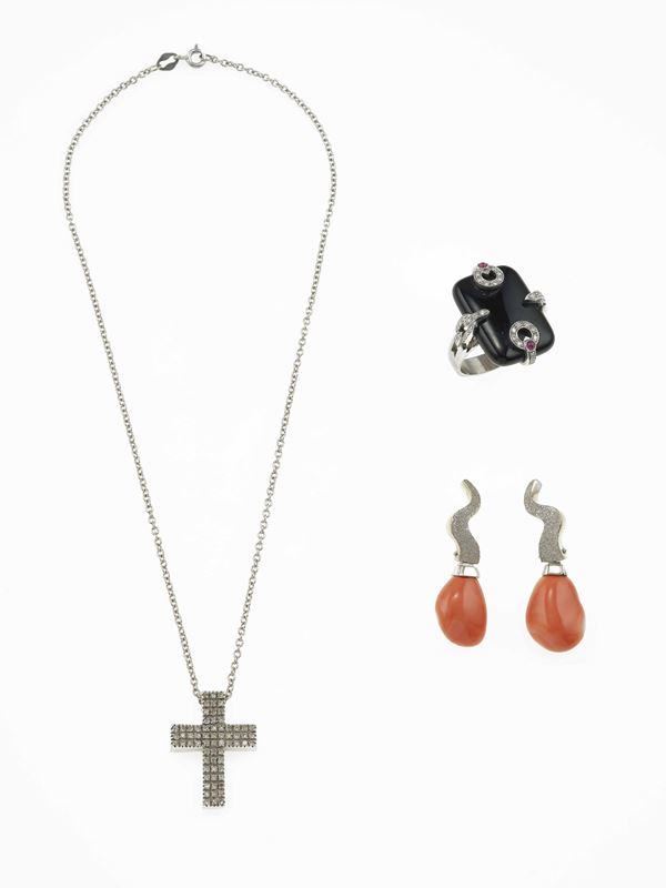 Group of pendant, earrings and ring in coral and onyx