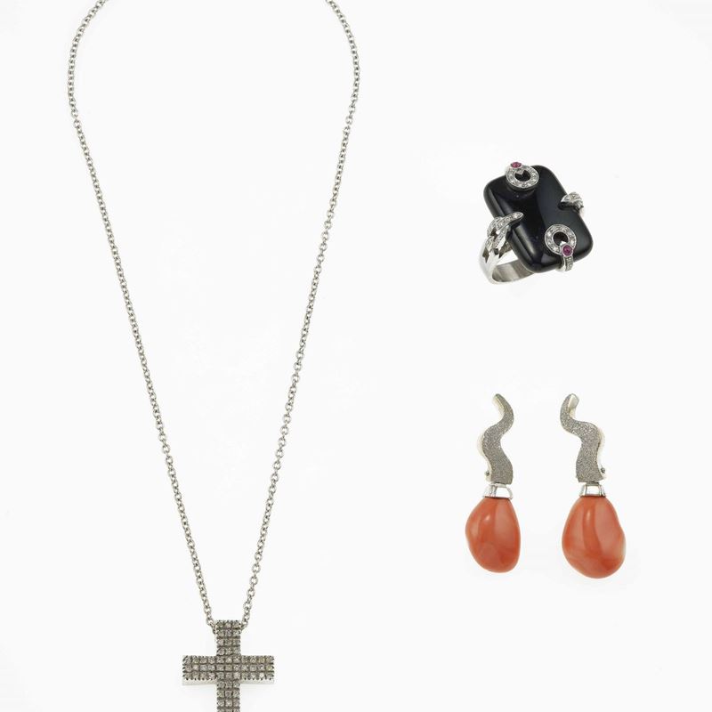 Group of pendant, earrings and ring in coral and onyx  - Auction Jewels - Cambi Casa d'Aste