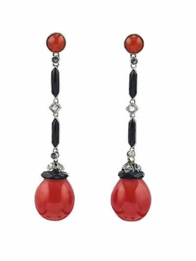 Orecchini pendenti in corallo e onice, montatura in platino e oro giallo 750/1000
