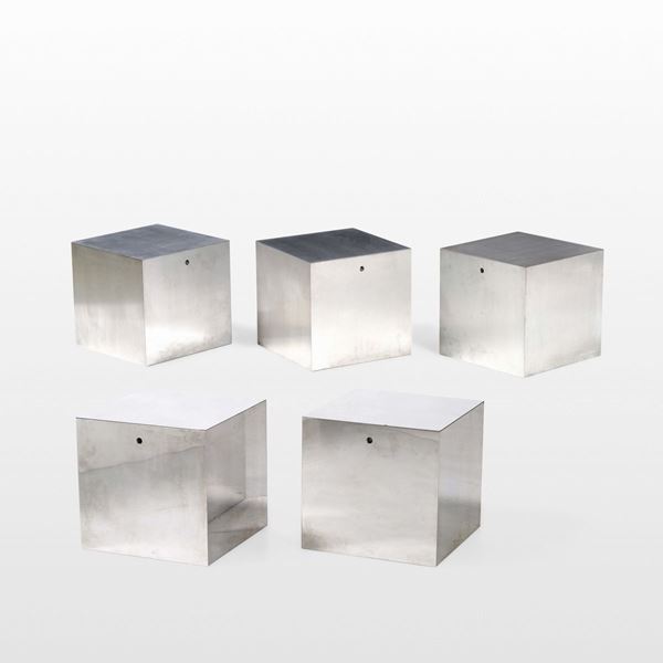 Cinque tavoli cubici