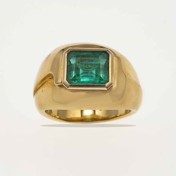Emerald and gold ring