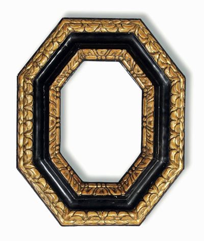 Cornice Ottagonale in Legno Intagliato, Ebanizzato e Dorato. Centro Italia XVIII Secolo