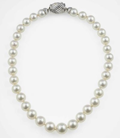 Filo di perle d’Australia, fermaglio in oro bianco 750/1000
