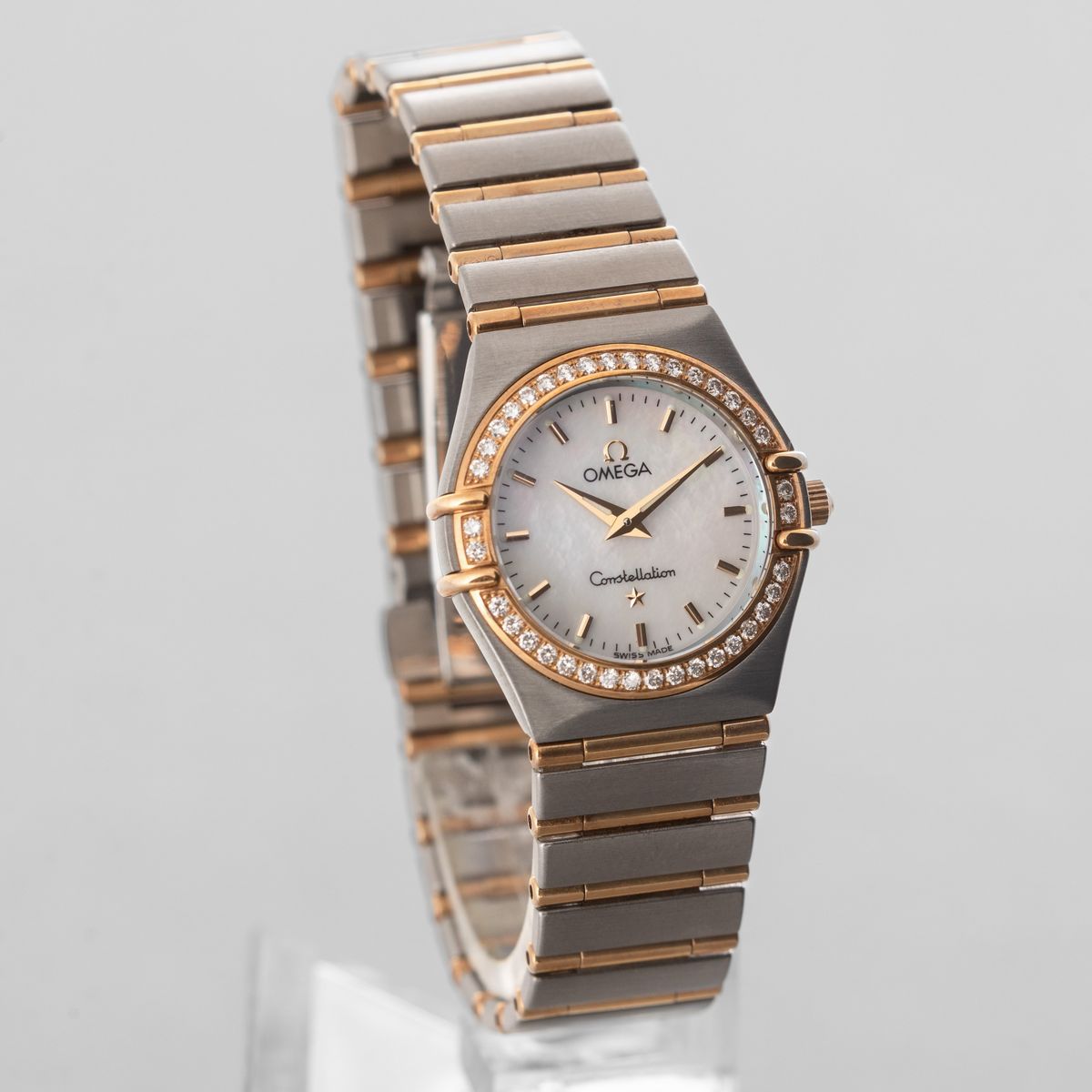 Omega - Costellation Lady, Quadrante Madreperla con Indici Applicati Acciaio e Oro e Movimento al...