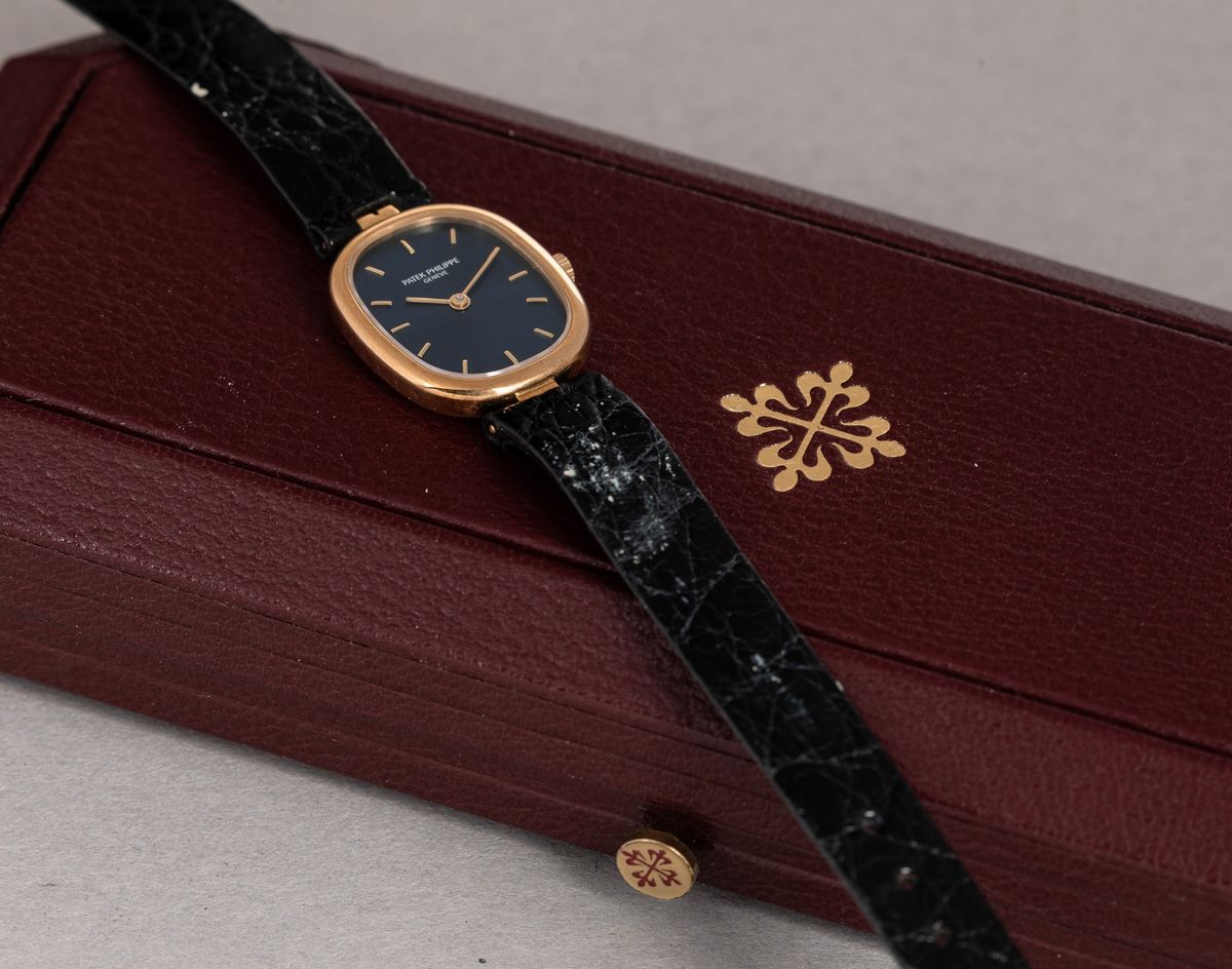 Patek Philippe - Ellipse Lady in Oro Giallo 18k al Quarzo, Quadrante Blu con Indici Applicati e S...