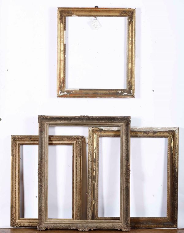 Lotto di quattro cornici in legno intagliato tra cui due francesine