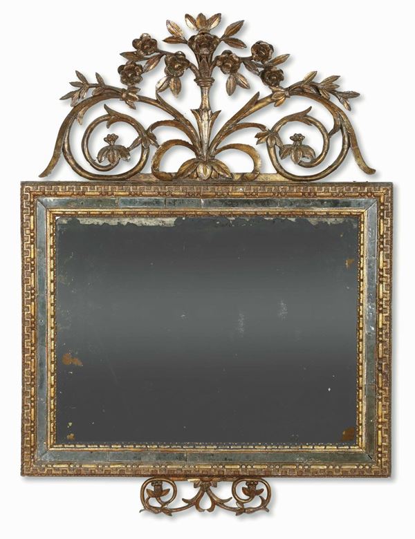 Specchiera con cornice in legno intagliato e dorato.Lombardia XVIII secolo
