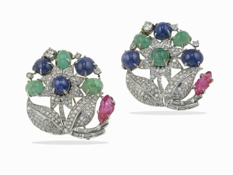 Coppia di clips con smeraldi, zaffiri, rubini e diamanti  - Asta Fine Jewels - Cambi Casa d'Aste