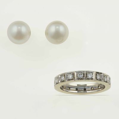 Lotto Composto da un Paio di Orecchini con Perle Coltivate ed un Anello con Diamanti