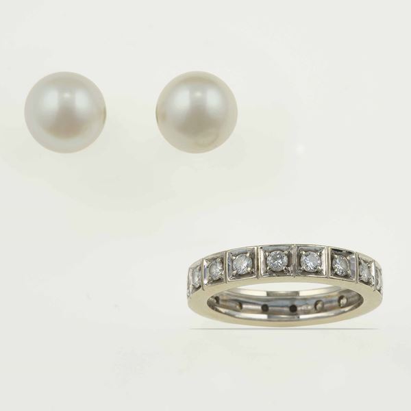 Lotto composto da un paio di orecchini con perle coltivate ed un anello con diamanti