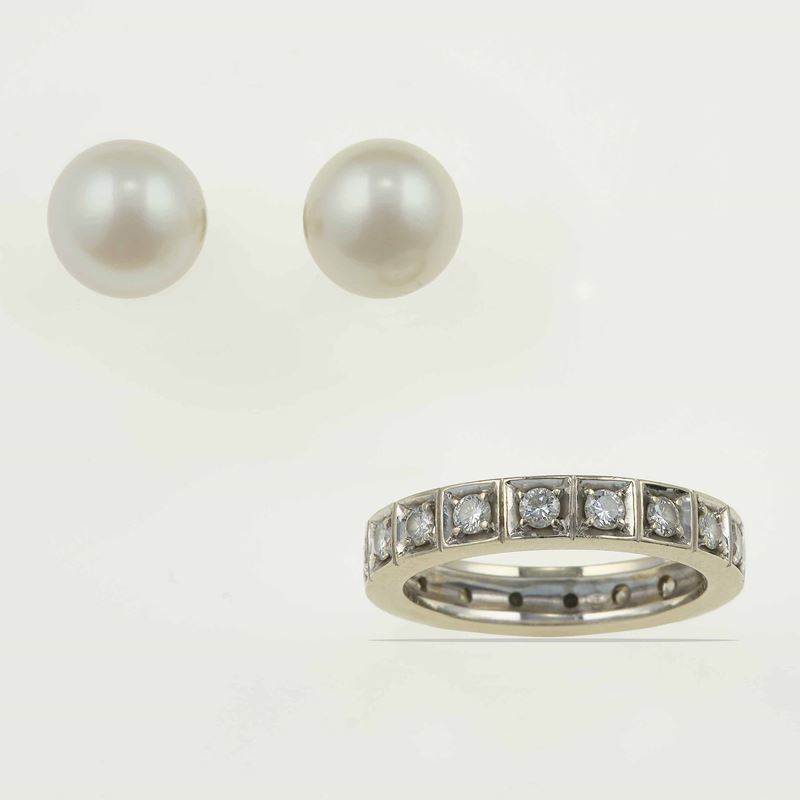 Lotto composto da un paio di orecchini con perle coltivate ed un anello con diamanti  - Asta Gioielli - Cambi Casa d'Aste